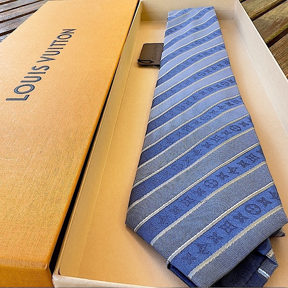 🎁LV HOLIDAY 26’🎁🔥🆕💯ICONIC LOUIS VUITTON KNIGHT BLUE CHARM STRIPES MONOGRAM TIE🔥